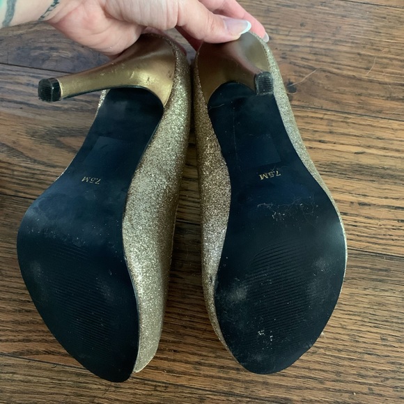 Le chateau gold sparkle pumps size 7.5 - Picture 3 of 3